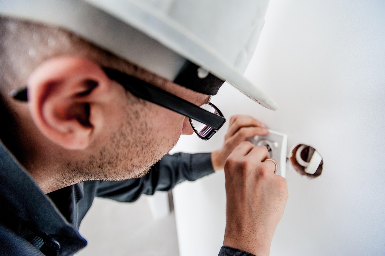 You are currently viewing What to Expect When Hiring an Electrician