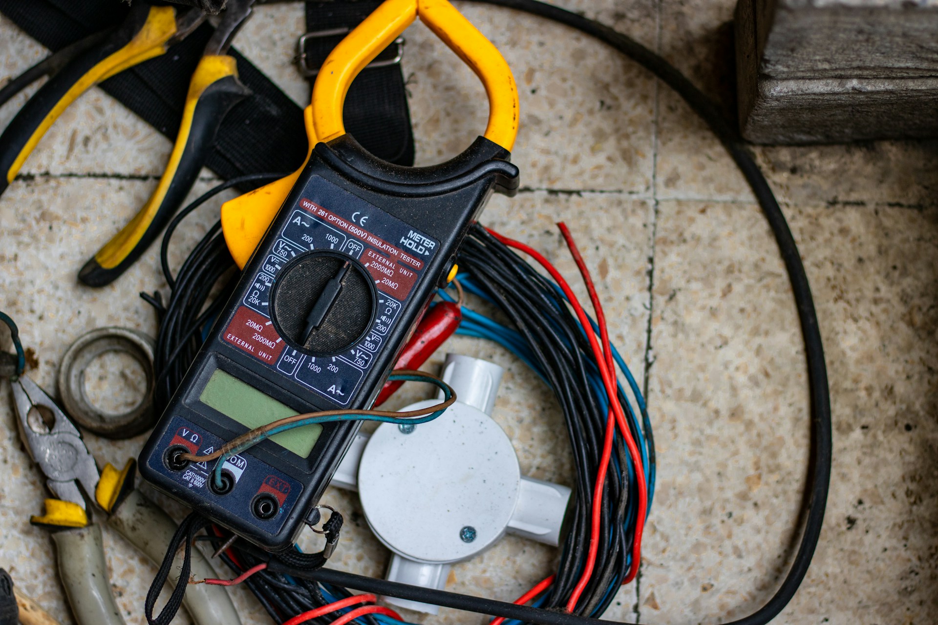 You are currently viewing Questions to Ask Before Hiring an Electrician