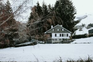 Read more about the article Preparing Your Home for Winter: When to Hire Contractors