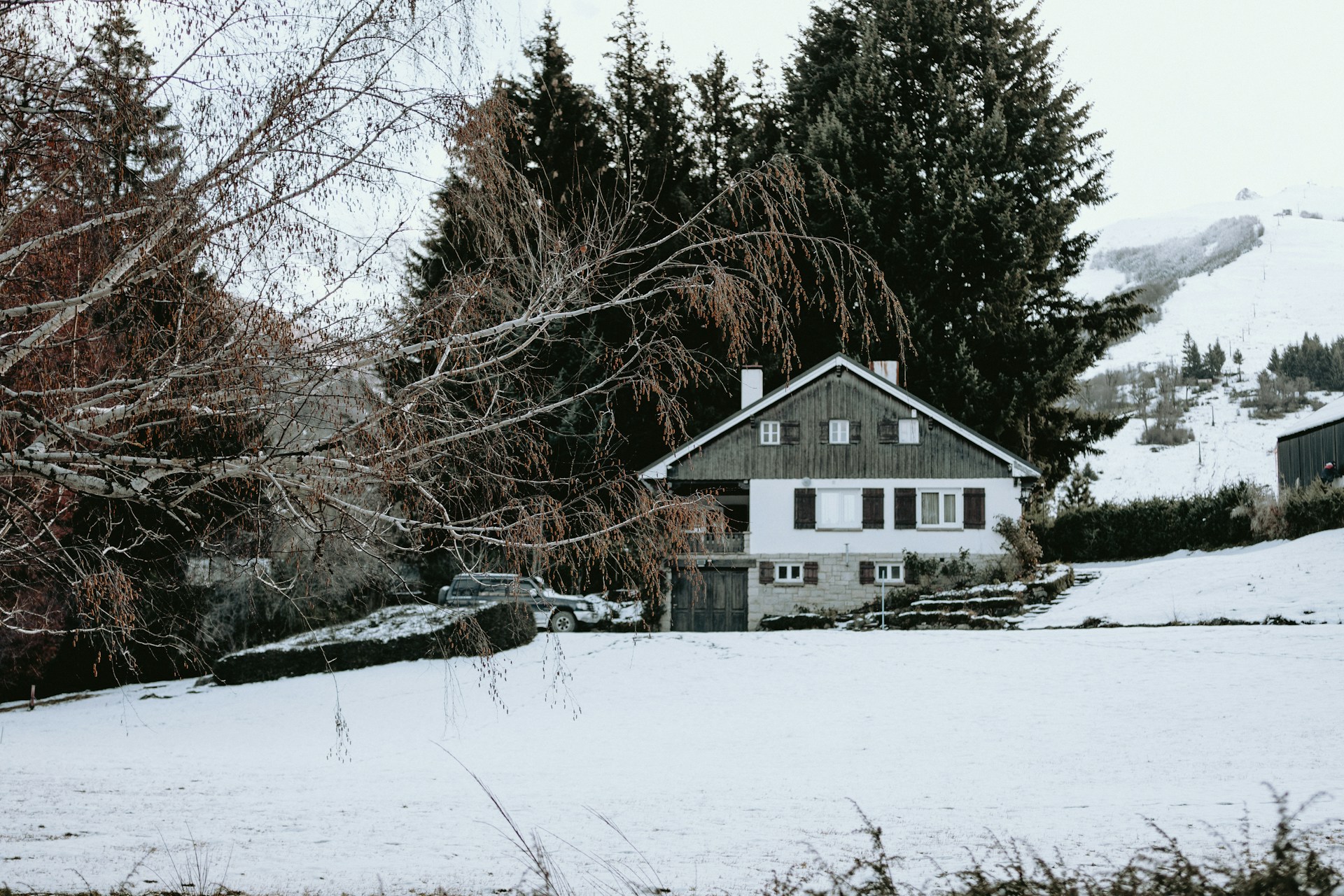 You are currently viewing Preparing Your Home for Winter: When to Hire Contractors